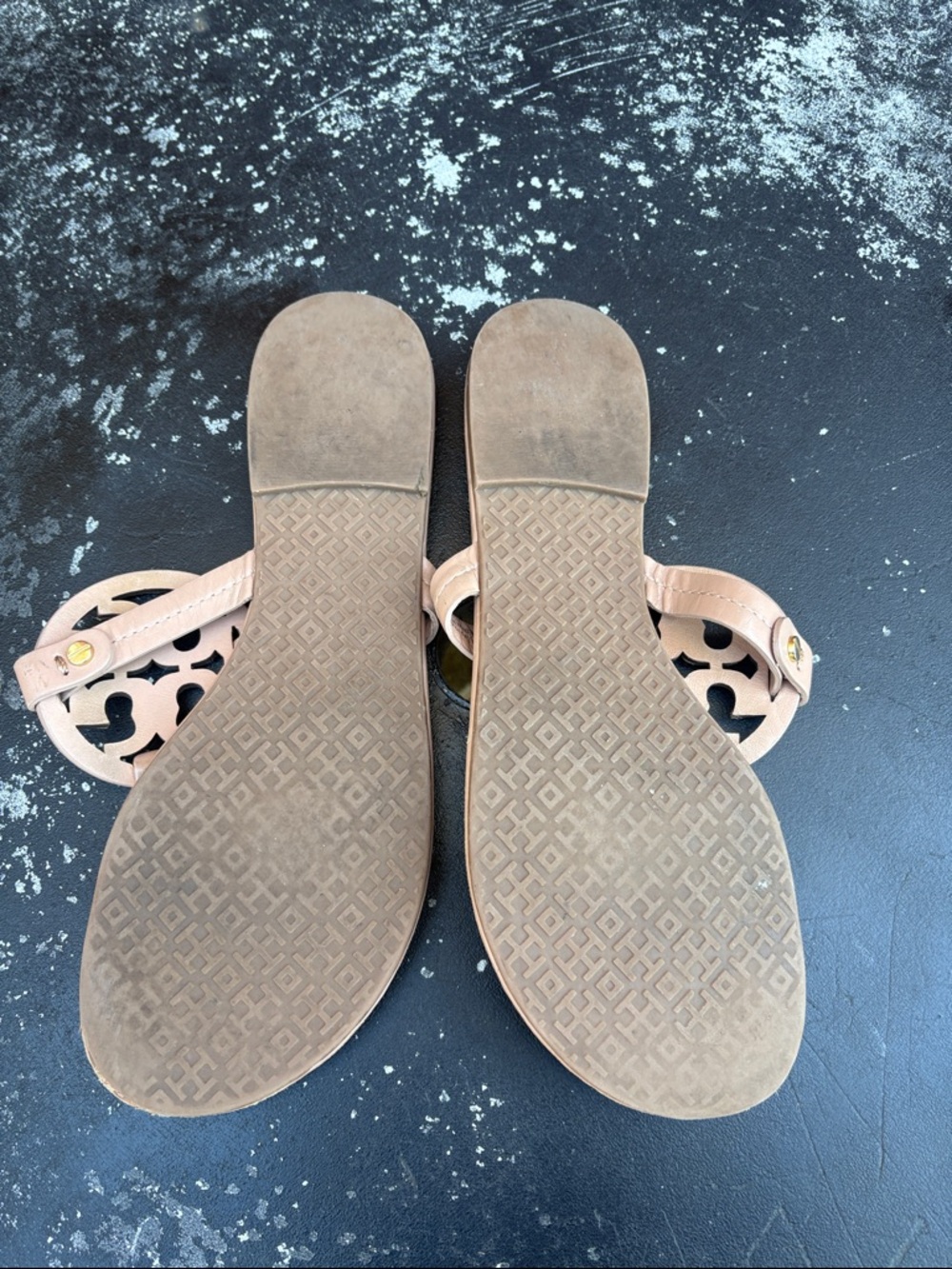 Tory Burch Beige/Cream Miller Logo Leather Thong Sandals size 9 ( Worn) - Picture 4 of 9